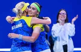 Anhelina Kalinina y Lyudmyla Kichenok celebran la victoria en dobles. Ucrania avanzó con esfuerzo en la Copa Billie Jean King al superar por 2-1 a Bélgica.