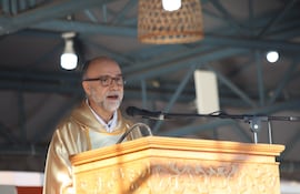 El padre Alberto Luna estuvo a cargo de la misa central en la Basílica de Caacupé.