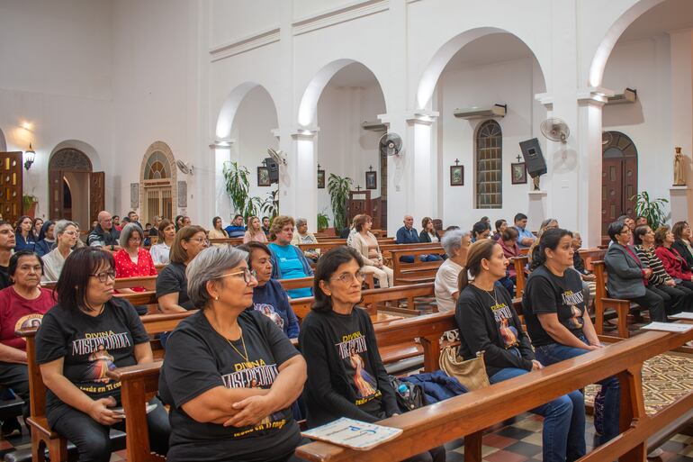 Inició novenario en memoria al Papa Francisco en la Catedral de Encarnación