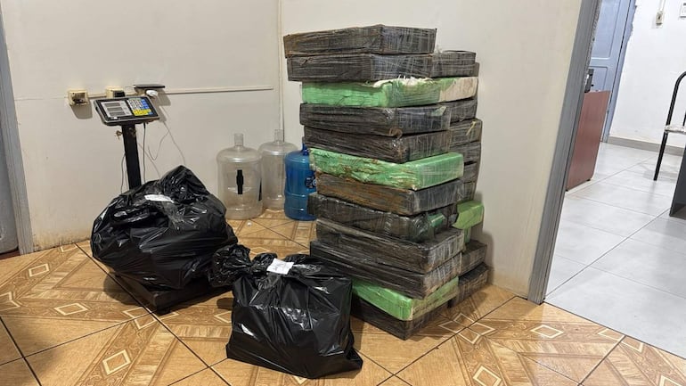 La carga de marihuana hallada en el compartimiento oculto del camión.