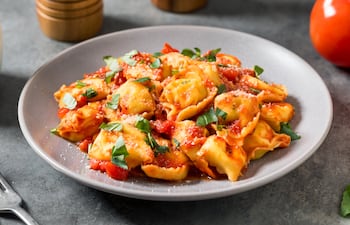 Tortellini con salsa de tomate.