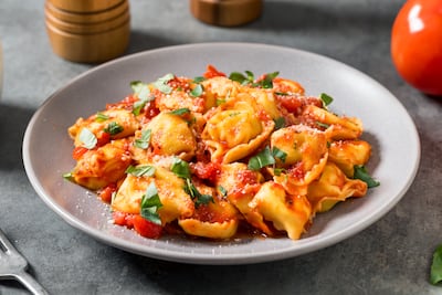 Tortellini con salsa de tomate.
