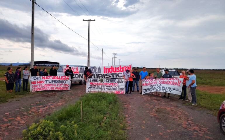 Vecinos cuestionan que la granja avícola se construye en una zona con proyección turística de Paraguarí.