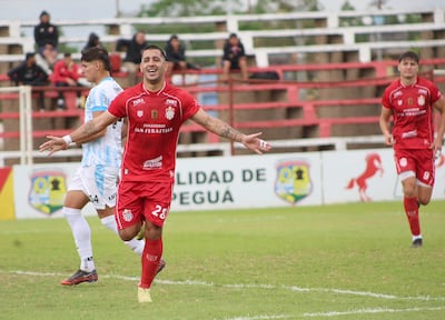 Jorge David Colmán Aguayo (28 años), en el festejo de su gol para General Caballero de Juan León Mallorquín.