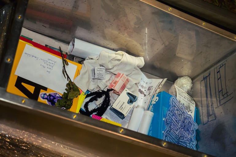 Celebrantes sonrientes en evento del Centro Cultural, con pastel '50', en ambiente festivo y decorado.