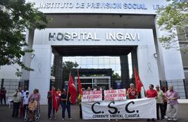 Miembros de la Corriente Sindical Clasista (CSC) frente al Hospital Ingavi del IPS.