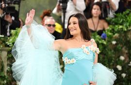 La actriz Lea Michele, feliz luciendo su pancita con bebé a bordo en la Met Gala 2024 en el Mueso Metropolitano de Arte en Nueva York.