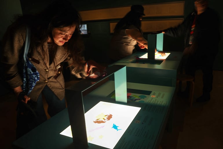 Visitantes utilizan exhibiciones interactivas del museo para crear su propia animación inspirada en PONYO durante la presentación para medios de Studio Ghibli en el Academy Museum, en Los Ángeles, el 12 de febrero de 2026.