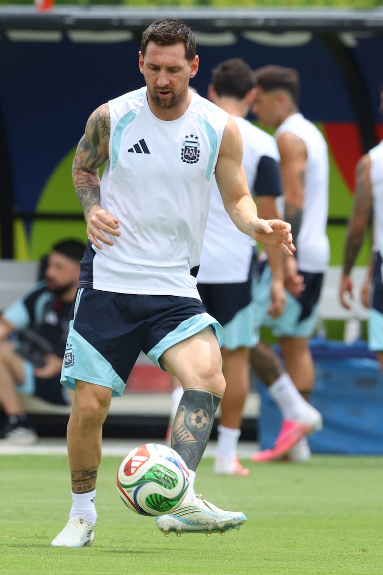 Lionel Messi participa en una sesión de entrenamiento antes del partido de octavos de final de la Copa Mundial de la FIFA 2026 entre Argentina y Egipto. (Alejandro Pagni/Getty Images/AFP)