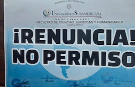 Carteles colocadas en la banca de senadores de la oposición quienes exigen la renuncia de Hernán Rivas y no un pedido de permiso.