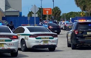 La policía llega al Walmart de Florida donde se registró un tiroteo.