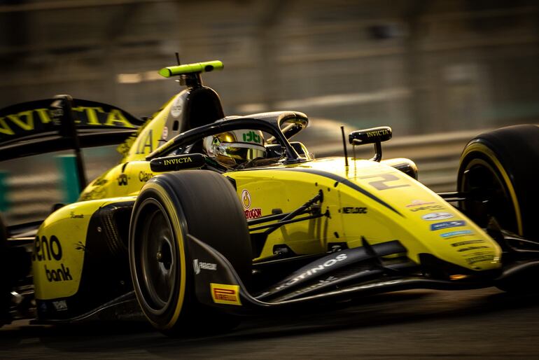 El monoplaza de Invicta Racing del piloto paraguayo Joshua Duerksen en los test de post temporada de la Fórmula 2 en el Circuito Yas Marina, en Abu Dabi, Emiratos Árabes Unidos.