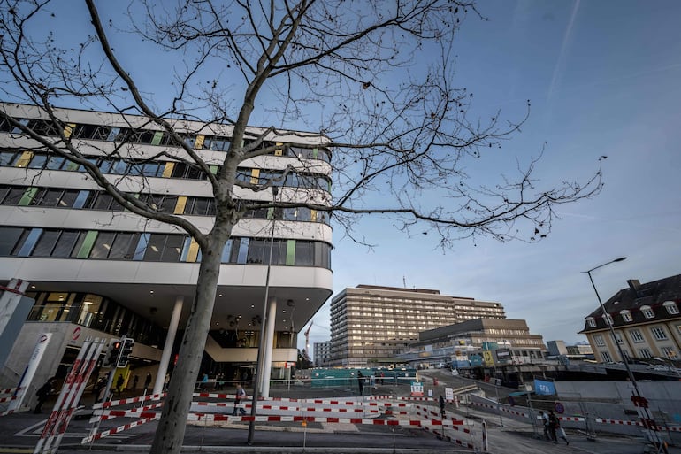 Vista del complejo del Hospital Universitario de Lausana (CHUV), con el hospital pediátrico (izq.) y el edificio principal (der.), que alberga el centro francófono para personas con quemaduras, en Lausana, el 13 de enero de 2026.