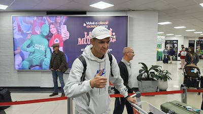 El delantero de Independiente Rivadavia, Alex Arce, en su arribo al Aeropuerto Internacional Silvio Pettirossi, para sumarse a la disciplina de la selección paraguaya de fútbol.