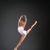 Delfina Ronco Huttemann expresando su arte a través de la danza.