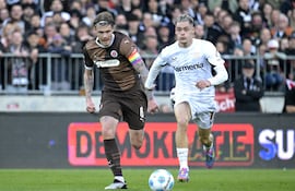 HAMBURG (Germany), 20/04/2025.- St. Paulis Connor Eric Smith, L, and Leverkusens Florian Wirtz, R, during the German Bundesliga soccer match between FC St. Pauli and Bayer Leverkusen at Millerntor Stadium in Hamburg, Germany, 20 April 2025. (Alemania, Hamburgo) EFE/EPA/FABIAN BIMMER CONDITIONS - ATTENTION: The DFL regulations prohibit any use of photographs as image sequences and/or quasi-video.