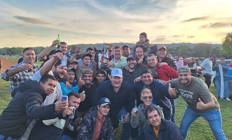 La fanaticada celebra ya el "tercer tiempo" con Mbokaja'i y el trofeo en Paso Puente.