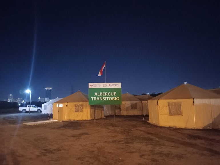 Albergue de la Secretaría de Emergencia Nacional en la Costanera Sur de Asunción.