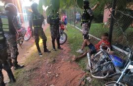 Momento en que agentes del Grupo Lince lograron la aprehensión de un presunto motochorro en Luque.