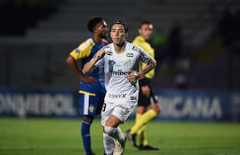 Gabriel Bontempo (21 años) abrió con su tanto el camino de la goleada del Santos contra la Universidad Central de Venezuela por 4-1.
