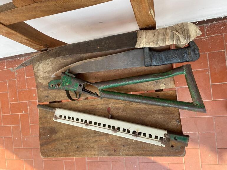 Armas incautadas durante la detención del sospechoso.