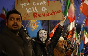 Iraníes en el exterior se manifiestan contra el régimen de los ayatolá, frente a la embajada de Irán en Londres.