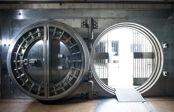 Según reportes, más del 70% de los usuarios activos ya interactúa regularmente con plataformas digitales, mientras las operaciones presenciales pierden peso dentro del total de transacciones.