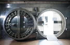 Según reportes, más del 70% de los usuarios activos ya interactúa regularmente con plataformas digitales, mientras las operaciones presenciales pierden peso dentro del total de transacciones.