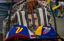 Opositores del destituido presidente venezolano Nicolás Maduro se manifiestan en Doral, Florida.