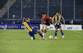 El lateral izquierdo de Cerro Porteño, Blas Riveros se escurre de las marcas de Lucas Morales y Aldo Maíz, en el duelo ante Sportivo Luqueño, disputado en La Nueva Olla.