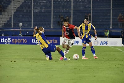 El lateral izquierdo de Cerro Porteño, Blas Riveros se escurre de las marcas de Lucas Morales y Aldo Maíz, en el duelo ante Sportivo Luqueño, disputado en La Nueva Olla.