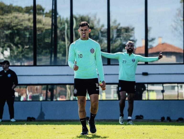 El paraguayo Derlis González (I), en el entrenamiento de Olimpia, en la VIlla Olimpia.