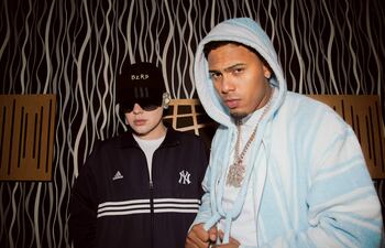 El productor argentino Bizarrap (a la izquierda) y el cantante puertorriqueño Myke Towers.