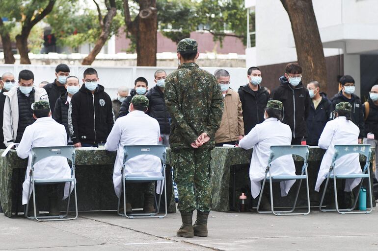 Taiwán regresa al servicio militar de un año con rapado de jóvenes reclutas.