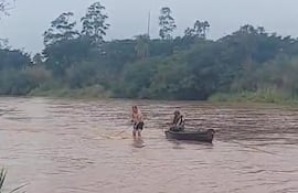 Vecinos ayudaron para extraer el furgón del río Monday.