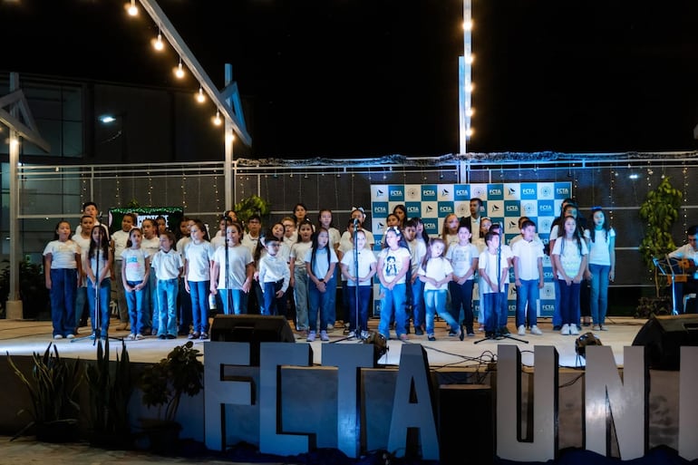 El grupo de estudiantes que forman “Coros Infantiles Comunitarios”, junto al “Grupo Vocal Pilares” brindaron un espectáculo al público presente con sus variadas interpretaciones.