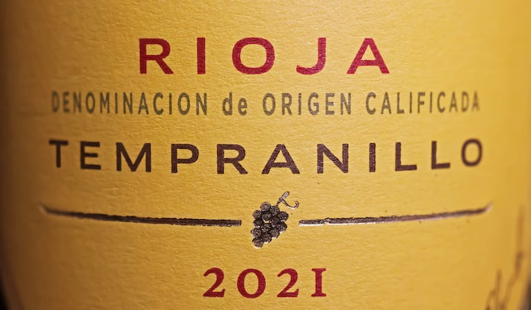 Etiqueta de vino Rioja tempranillo con denominación de origen calificada.