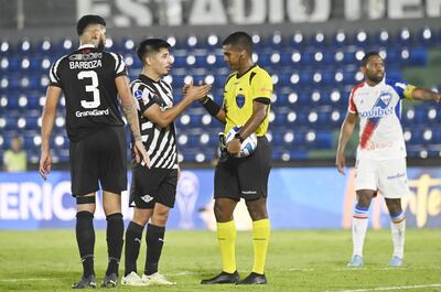 El defensor Néstor Giménez se saluda con el árbitro Alexis Herrera quien tras el final del encuentro fue muy cuestionado. Alexander Barboza completa la imagen