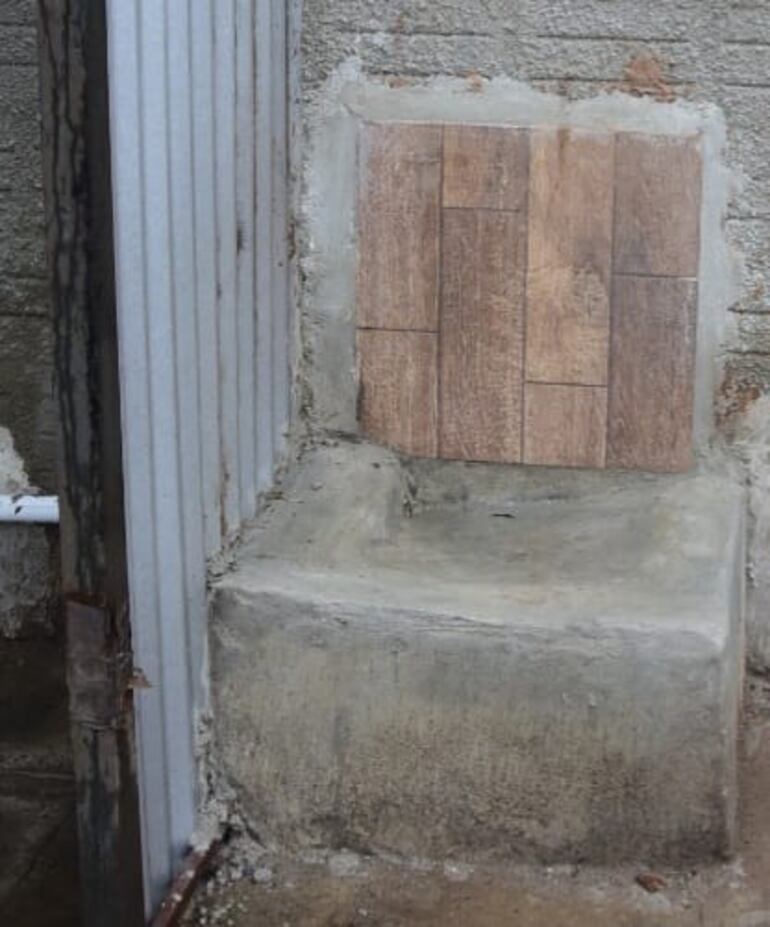 Letrina a cielo abierto instalada por la propietaria de la despensa "Lupe" para sus clientes.