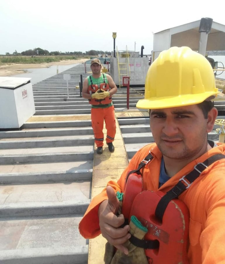 En esta foto se lo ve a Wilson con su equipo de trabajo en compañía de otro compañero de labor