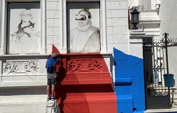 El muralista Diego Vicente en pleno trabajo de dar nueva vida a la fachada del Juande.