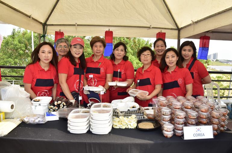 Las Mujeres Coreanas prepararon kimchi, topoki y kimbap.