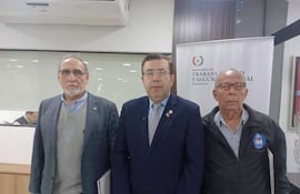 Enrique Vidal con suéter y saco, César Segovia en traje oscuro y Bernardo Rojas en chaqueta negra, todos en un ambiente formal.
