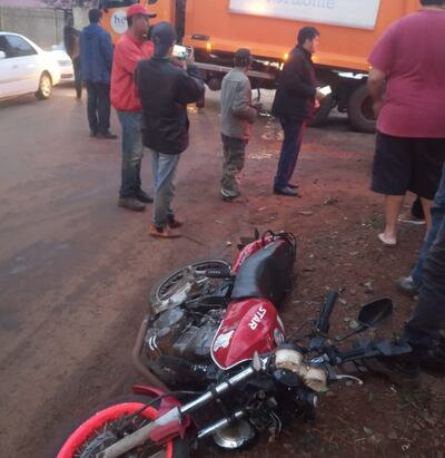 La motocicleta chocó contra la parte lateral del camión recolector en el barrio Ciudad Nueva.