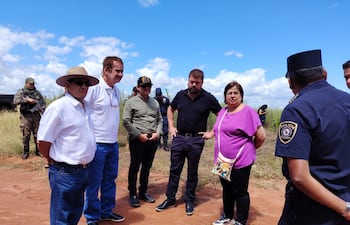 Parlamentarios visitan la comunidad nativa de Ypehú. (Gentileza)