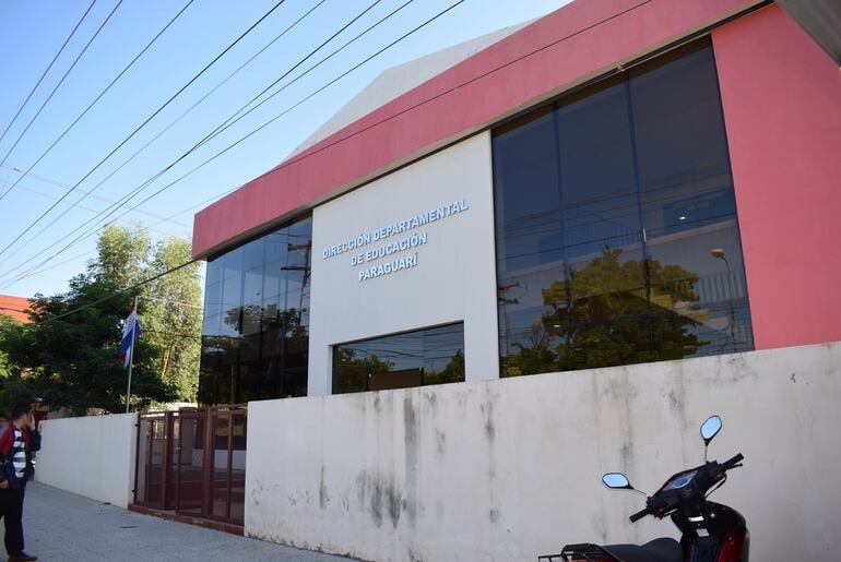 Autoridades de la Dirección Departamental de Educación evaden brindar informe sobre concurso de oposición docente.