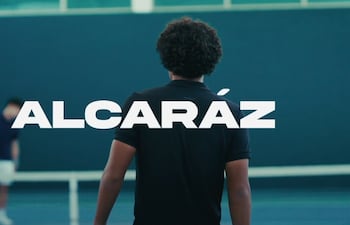 Captura de pantalla extraída del video de presentación del delantero paraguayo Adrián Alcaraz en su nuevo club, Pachuca de México.