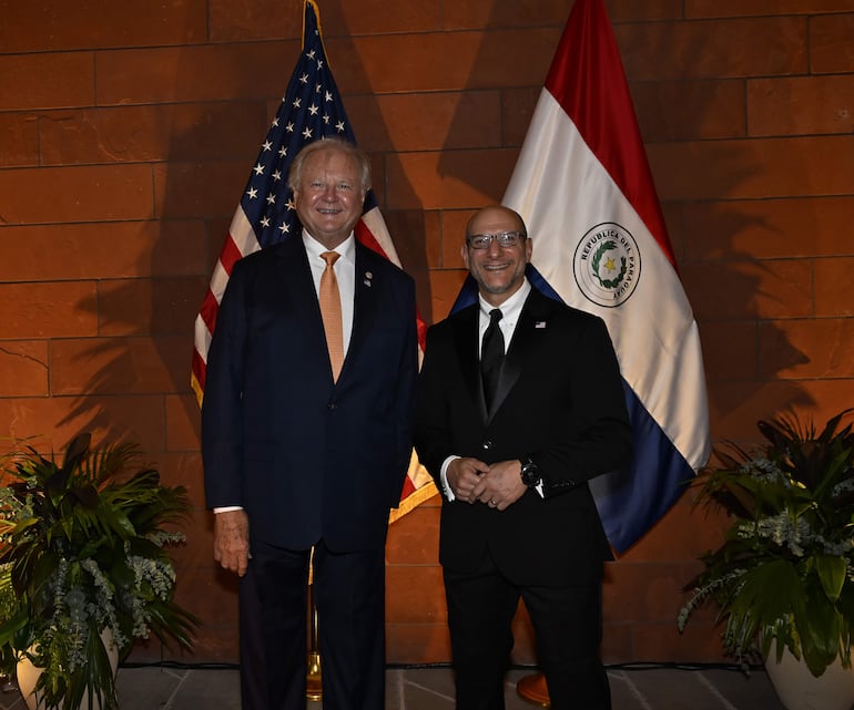 Presidente de la Cámara de Comercio Paraguayo-Americana, Peter Hansen y Robert Alter, encargado de negocios de la Embajada de los Estados Unidos 
Gala de Premiacion a Marcas de Impacto,Embajada de los EEUU.27 de marzo del 2026.foto Pedro Gonzalez