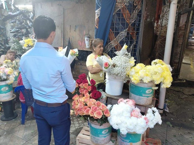 Cientos de personas visitaron el Mercado 4 en busca de ramos de flores para regalar en la llegada de la primavera.
