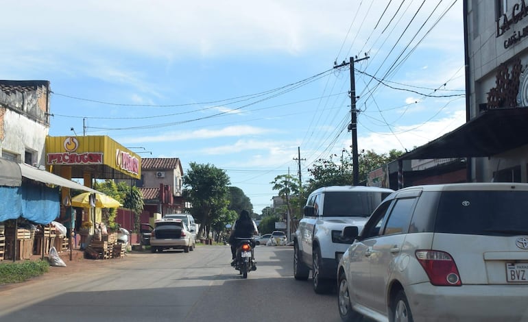 En inmediaciones del Hospital Distrital de Carapeguá, minimercados ocupan veredas y dificultan el paso peatonal.